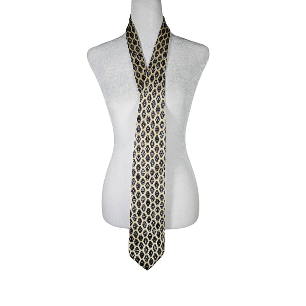 Pierre Cardin Mens 100% Silk Tie Lovely Pattern EUC‎ 59" x 3.5"